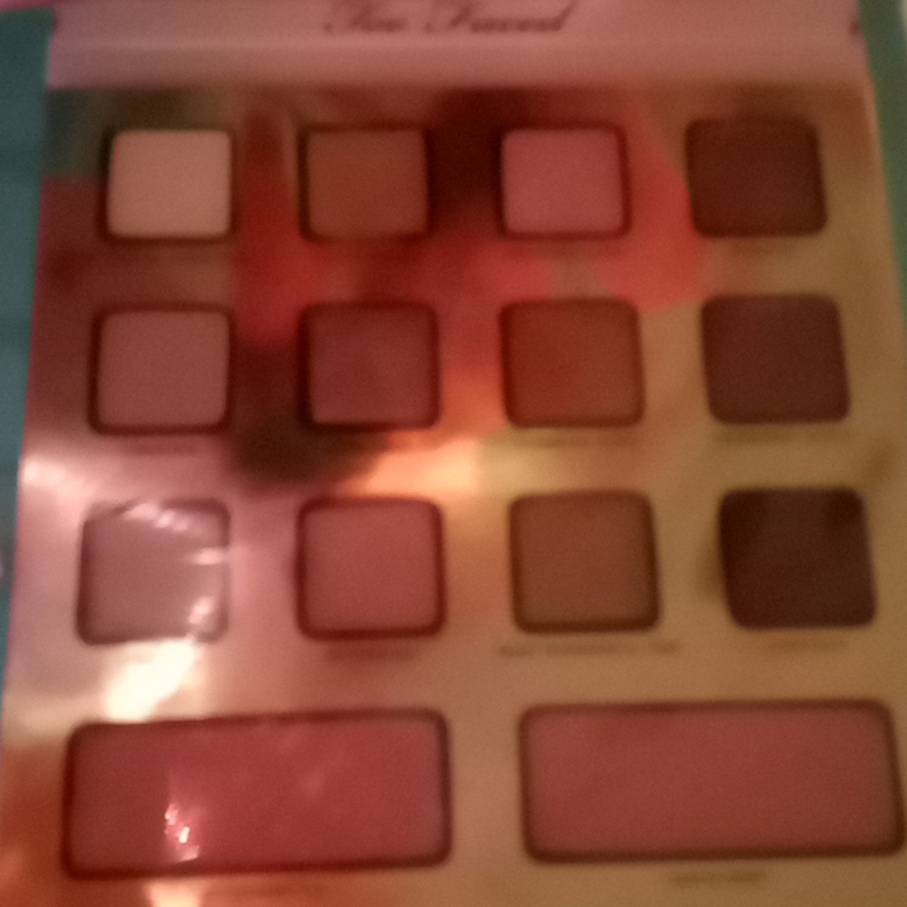 Too faced eye shadow - Picture 2 of 3